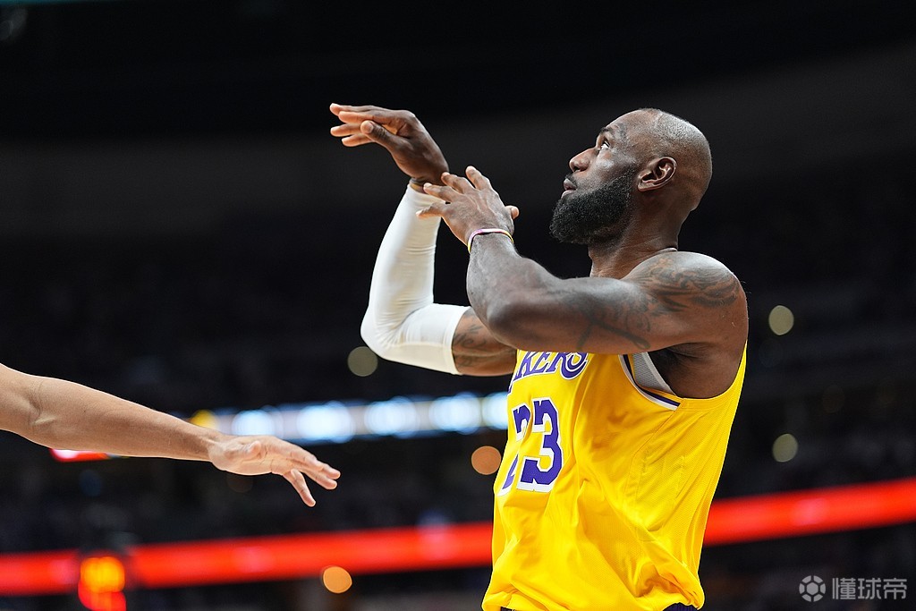 里程“悲”之夜，詹姆斯11投7中得到16分5篮板8助攻，正负值-10