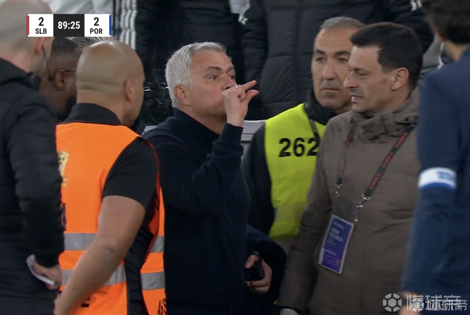 官方：穆里尼奥被禁赛1场+11天+罚金5355欧，将缺席两场比赛