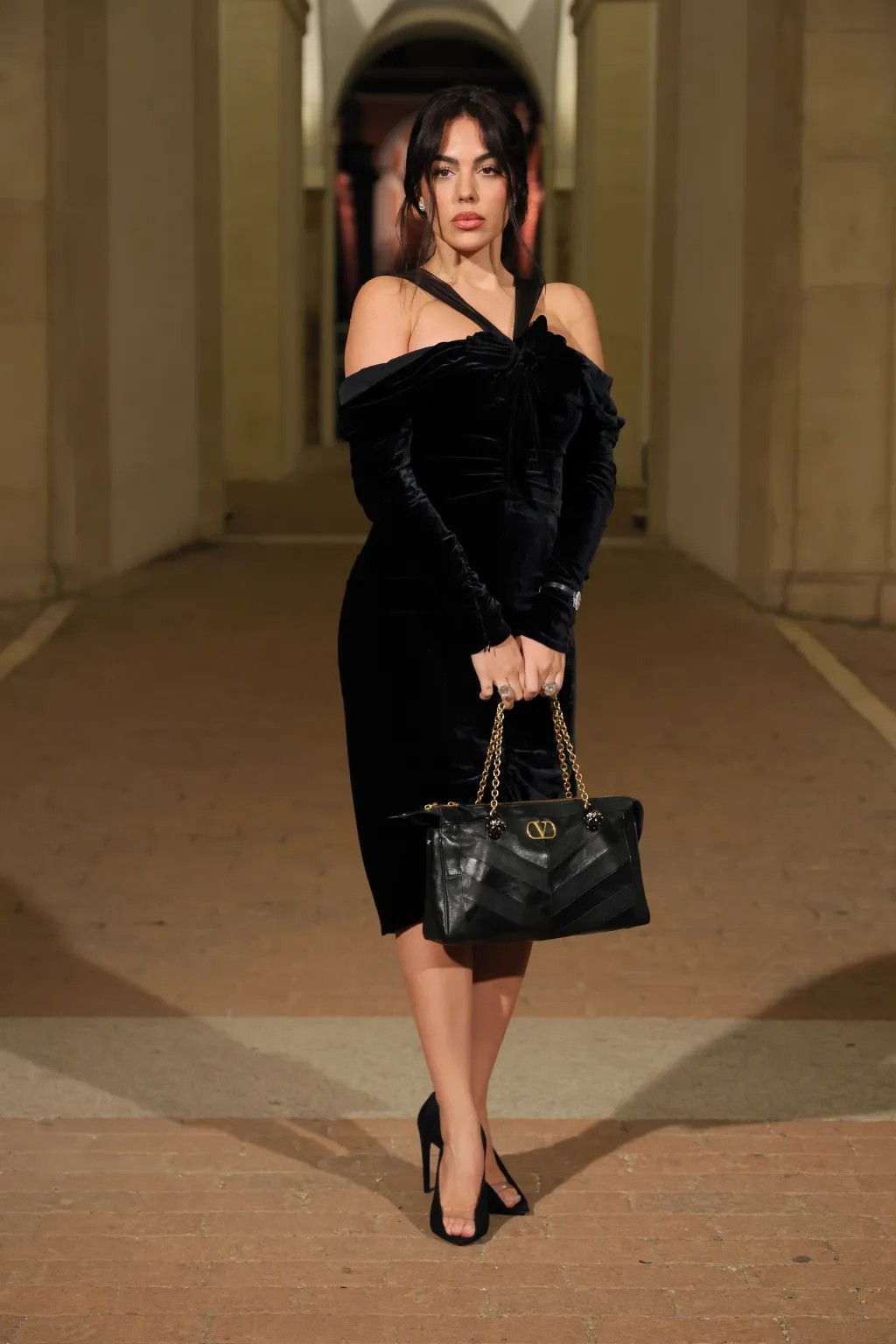 太阳报：C罗未婚妻乔治娜亮相时装秀，其惊艳造型成全场焦点